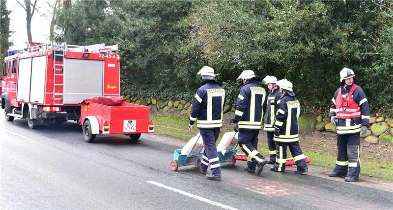 Ölspur zieht sich durch die Gemeinde Fredenbeck Feuerwehrleute streuen die Ölspur in Fredenbeck ab. Foto Beneke