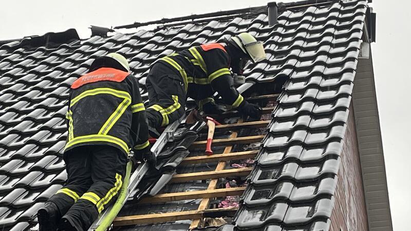 Gewitter und Starkregen im Kreis Stade: Blitz schlägt in Wohnhaus ein Feuerwehrleute suchen Brandnester.