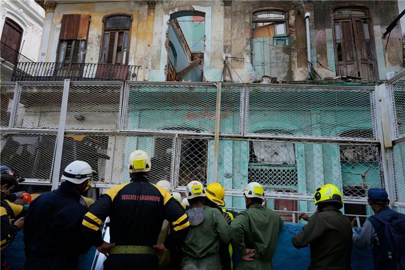 Feuerwehrleute suchen in Havanna nach Überlebenden, nachdem ein Wohnhaus in der berühmten kubanischen Altstadt teilweise eingestürzt ist. Nach offiziellen Angaben lebten in dem dreistöckigen Gebäude 13 Familien von insgesamt 54 Menschen.