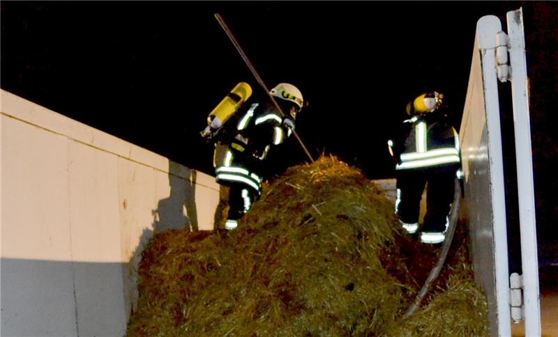 Feuerwehrleute suchen nach Glutnestern. Foto Kachmann