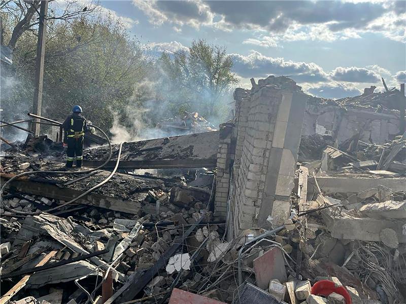 Mehr als 50 Tote durch russischen Angriff bei Charkiw Feuerwehrleute umgeben von Trümmern im ukrainischen Dorf Hrosa. Ein russischer Raketenangriff hat hier Dutzende Menschen getötet.