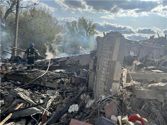 Feuerwehrleute umgeben von Trümmern im ukrainischen Dorf Hrosa. Ein russischer Raketenangriff hat hier Dutzende Menschen getötet.