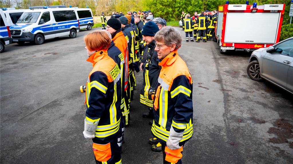 Feuerwehrleute und Polizisten bereiten am Donnerstag die Suche nach einem vermis...