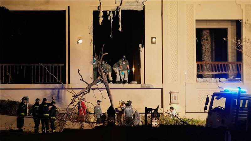 Feuerwehrleute und Rettungskräfte inspizieren Schäden im Fairmont The Palm Hotel in Dubai.