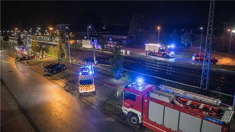 Feuerwehrleute und Rettungskräfte sind nach einem Zugunfall im Einsatz. Beim Überqueren von Bahngleisen im Landkreis Harburg sind zwei Menschen von einem Zug erfasst und tödlich verletzt worden.