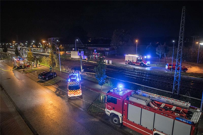 Feuerwehrleute und Rettungskräfte sind nach einem Zugunfall im Einsatz. Beim Überqueren von Bahngleisen im Landkreis Harburg sind zwei Menschen von einem Zug erfasst und tödlich verletzt worden. Foto: Sebastian Peters/www.blaulicht-news.de/dpa