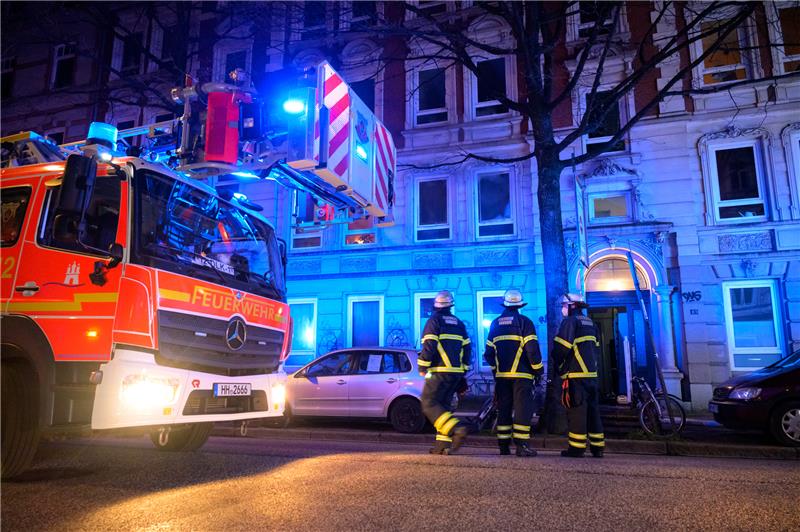 Feuerwehrleute und ein Drehleiterfahrzeug stehen vor einem Wohnhaus. Ein Mann ist bei einem Brand im Hamburger Stadtteil Ottensen ums Leben gekommen. Foto: Jonas Walzberg/dpa