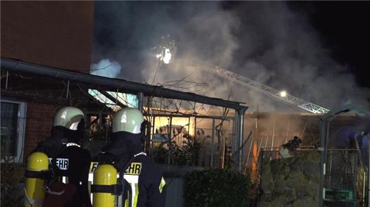 Feuerwehrleute unter Atemschutz löschen den Brand in Belm.
