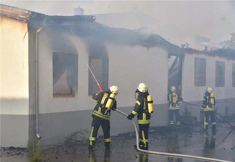 Zwei Lagerhallen in Kutenholz bei Großbrand vernichtet Feuerwehrleute unter schwerem Atemschutz bekämpfen den Brand in den renovierten Lagerhallen. Fotos Beneke/Klempahn