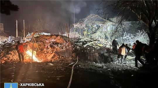 Feuerwehrleute untersuchen in der Region Charkiw die Trümmer eines zerstörten Wohnhauses.