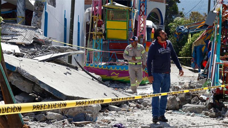 Feuerwehrleute untersuchten das durch eine Feuerwerksexplosion zerstörte Gebiet. 