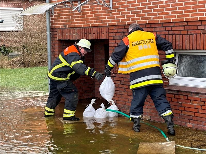 Feuerwehrleute verlegen Sandsäcke beim Hochwasser im Februar 2022 in Neuenkirchen. Foto: Vasel