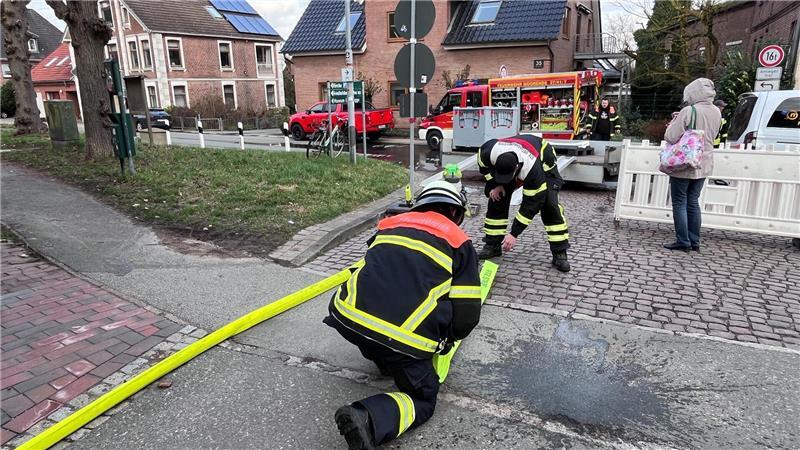 Probelauf mit Erfinder: Mobildeich schützt die Moorender vor Hochwasser Feuerwehrleute verlegen Schläuche zum Füllen des Mobildeichs.