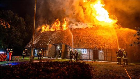 Feuerwehrleute versuchen, den Großbrand im Landschaftsmuseum Angeln zu löschen.