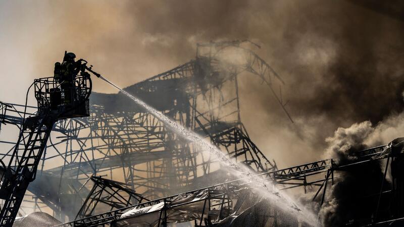 Feuerwehrleute während der Brandbekämpfung.