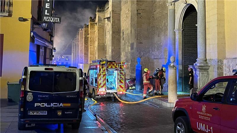 Nur kleinere Brandschäden an Moschee-Kathedrale von Córdoba Feuerwehrleute waren vor Ort, um den Brand zu löschen.