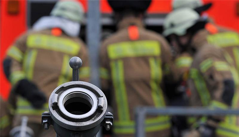 Feuerwehrmänner erlernen die unterschiedlichen Pumpsysteme an den Einsatzfahrzeugen. Kreisbrandmeister Peter Winter kritisiert, dass es immer noch zu wenig Lehrgangsplätze an den Feuerwehrschulen in Niedersachsen gibt. (Symbolbild). Foto: Paul Zinken/dpa