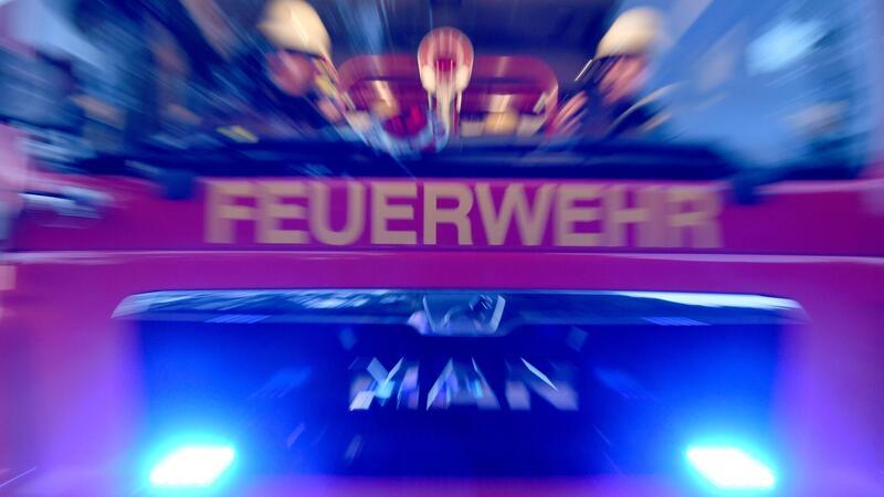 Feuerwehrmänner sitzen in ihrem Fahrzeug.