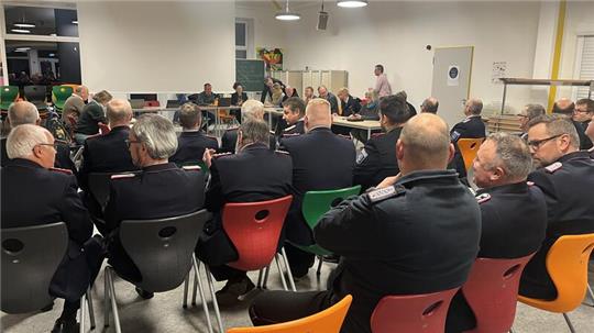 Feuerwehrmitglieder aus der ganzen Samtgemeinde waren wegen eines Antrags zur Bauausschusssitzung nach Horneburg gekommen.