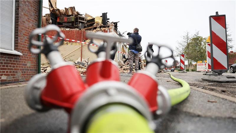 Brandserie in Kudensee: Angst und Verunsicherung im Dorf Feuerwehrschläuche liegen an einer Brandstelle.