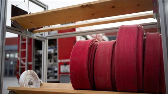 Feuerwehrschläuche liegen nebeneinander.
