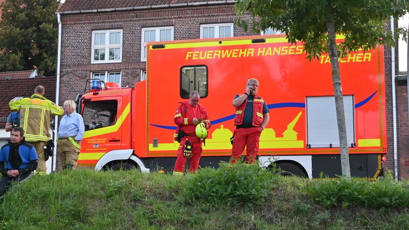 Feuerwehrtaucher in Bereitschaft.