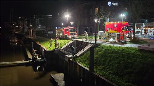 Feuerwehrtaucher untersuchen den Hafen in Stade.