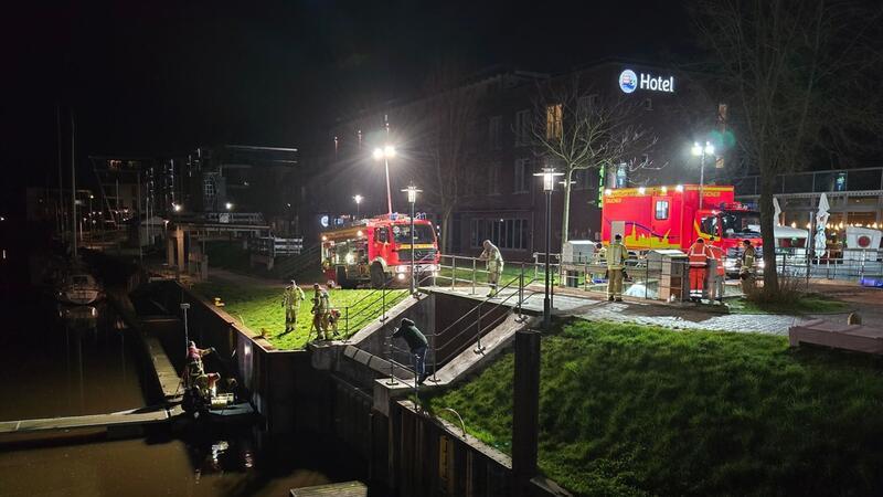 Feuerwehrtaucher untersuchen den Hafen in Stade.
