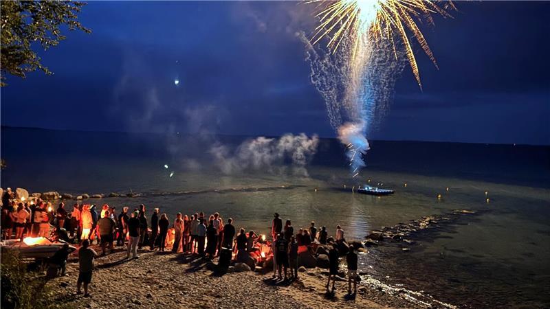 Feuerwerk am Stand: Die Ferienfreizeit an der dänischen Ostseeküste in Lille Bodskov ist beliebt bei Kindern und Jugendlichen.