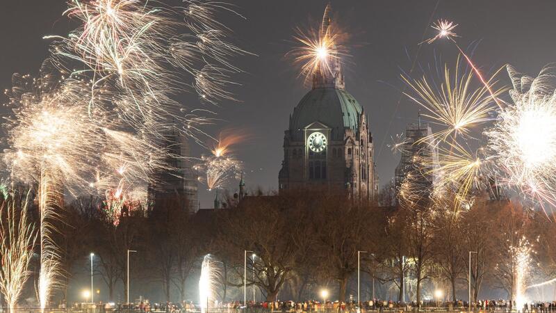 Innenministerin gegen allgemeines Böllerverbot in Niedersachsen Feuerwerk explodiert am Himmel über dem Maschsee und dem Neuen Rathaus in Hannover.