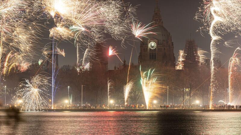 Weil gegen allgemeines Böllerverbot: „Ich mag die Raketen“ Feuerwerk explodiert am Himmel über dem Maschsee und dem Neuen Rathaus in Hannover.