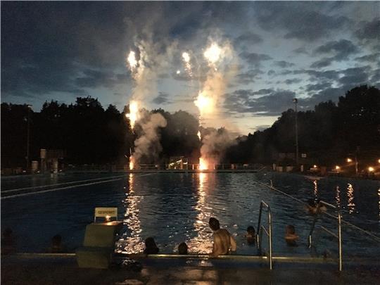 Feuerwerk im Freibad: Im Heidebad wird wieder ein Moonlight-Schwimmen veranstaltet.