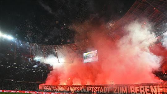 Feuerwerk im Hannover-Fanblock.