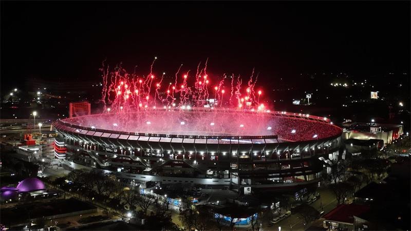 Die magische Abschiedsnacht des „Heiligen Messi“ Feuerwerk im Monumental-Stadion von Buenos Aires zum Messi-Abschied.