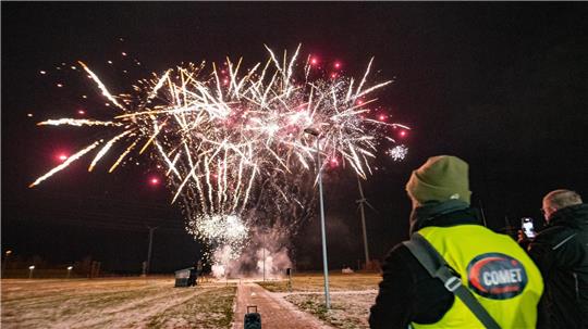 Feuerwerk so viele Tage vor Silvester? Der Nachthimmel über Bremerhaven ist am Donnerstag hell erleuchtet worden. Foto: Scheschonka