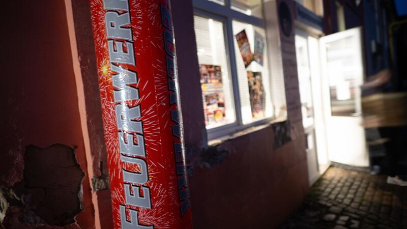 Feuerwerk steht am ersten Tag des Verkaufs von Feuerwerk im Einzelhandel.