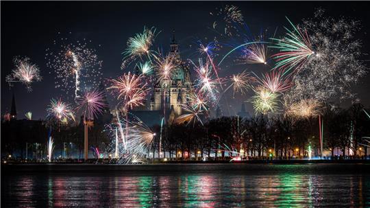Feuerwerk über Hannover: Über ein landesweites Böllerverbot wird in Niedersachsen weiter diskutiert. (Archivbild)