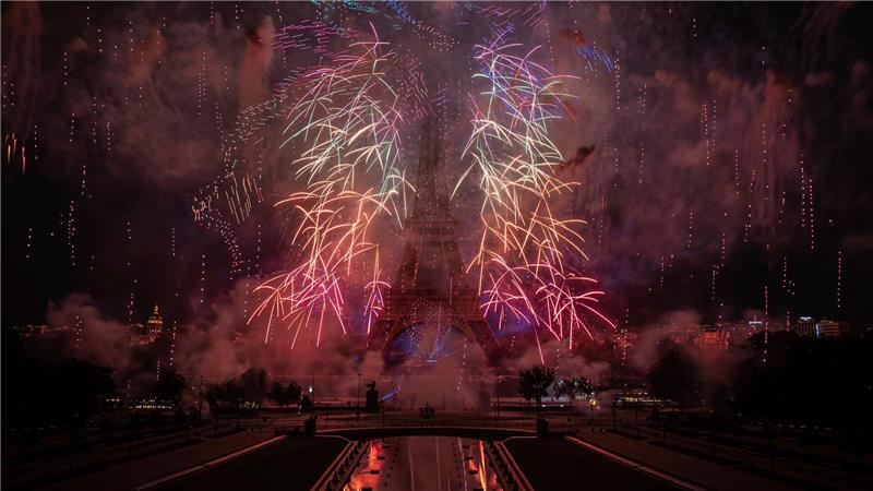 Bilder des Tages Feuerwerk und Drohnen beleuchten den Eiffelturm in Paris während der Feierlichkeiten zum Nationalfeiertag Frankreichs.