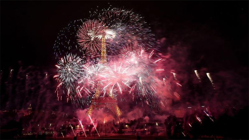 Feuerwerk und Drohnen beleuchten den Eiffelturm in Paris.