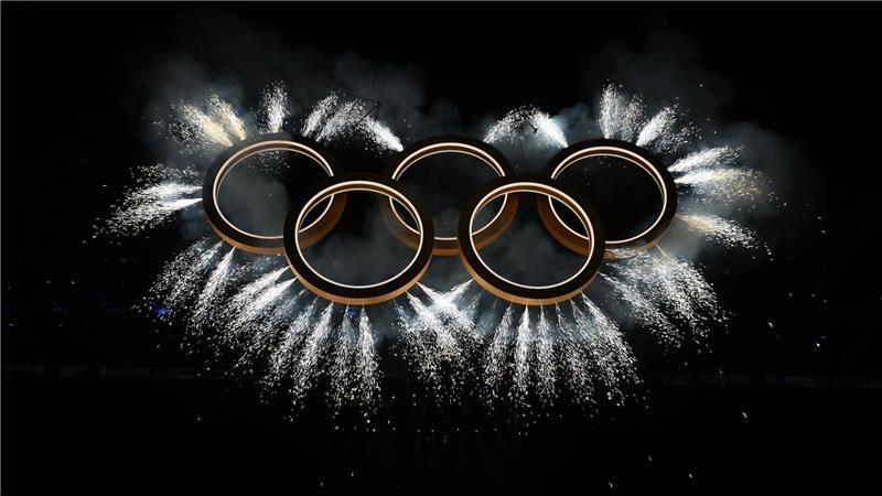 Feuerwerk wird an den olympischen Ringen bei der Eröffnungsfeier der Olympischen Winterspiele Mailand Cortina 2026 gezündet.
