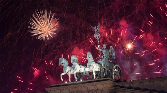 Feuerwerk zum Jahreswechsel 2023/24 am Brandenburger Tor in Berlin. (Archivbild)