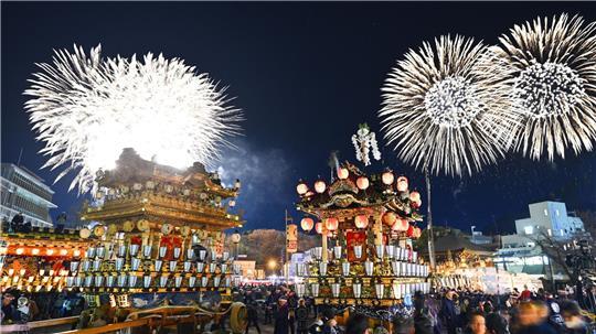 Feuerwerkskörper explodieren beim Chichibu-Nachtfest in der Präfektur Saitama im Osten Japans.