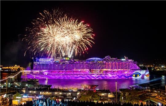 Feuerwerkskörper explodieren beim Hafengeburtstag 2019 über dem Kreuzfahrtschiff „AidaPerla“. Foto: Axel Heimken/dpa