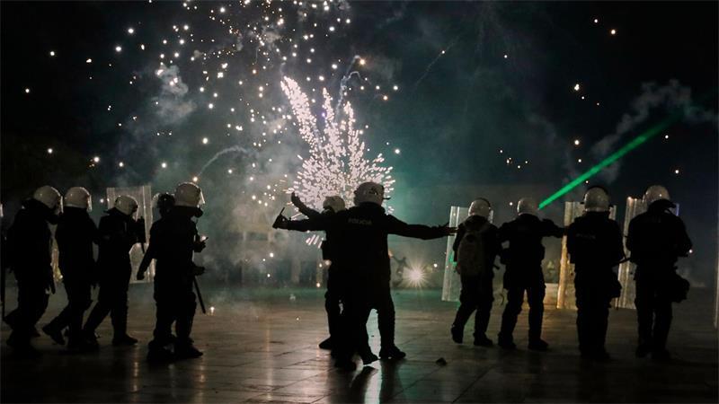 Feuerwerkskörper explodieren in der Nähe der Bereitschaftspolizei während einer regierungskritischen Demonstration auf dem Skanderbeg-Platz, dem Hauptplatz in Tirana,