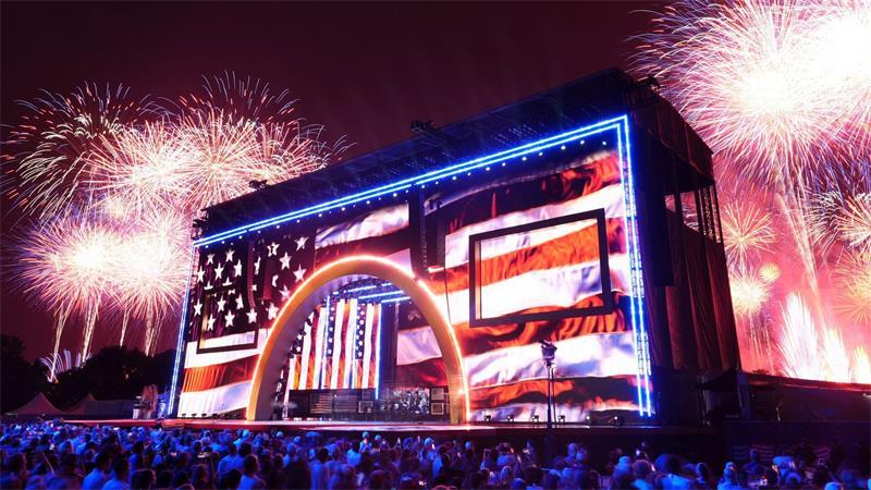 Feuerwerkskörper explodieren während der „Salute to America“.