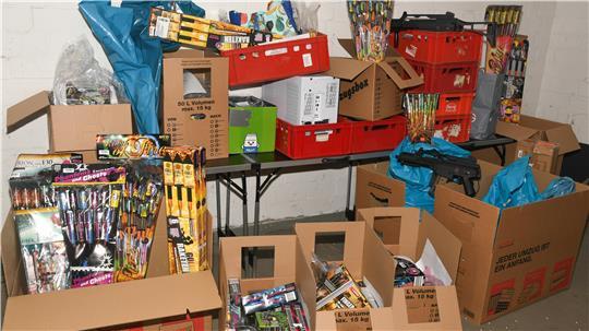 Feuerwerkskörper wurden sichergestellt. Die vermuteten Chemikalien zum Sprengstoffbau konnten nicht gefunden werden.