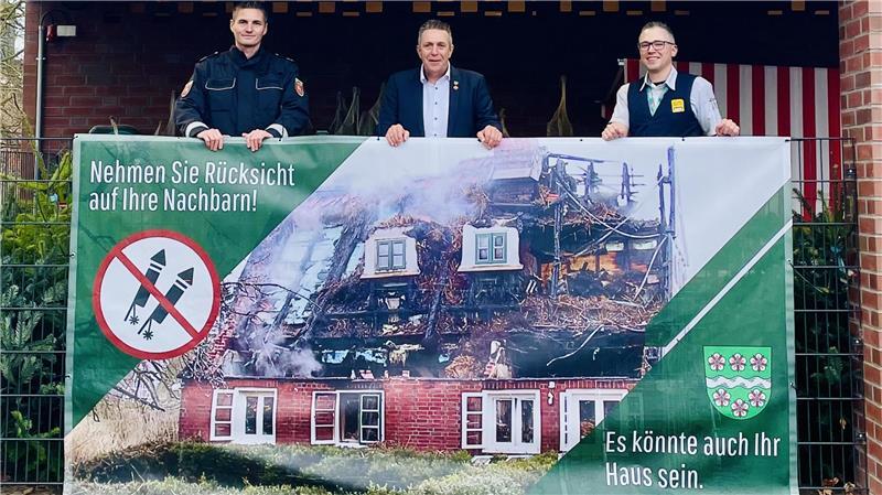 Feuerwerksverbot: Torben Kubik, Timo Gerke und Marco Kähler halten das Banner fest.