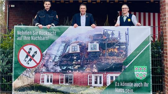 Feuerwerksverbot: Torben Kubik, Timo Gerke und Marco Kähler halten das Banner fest.