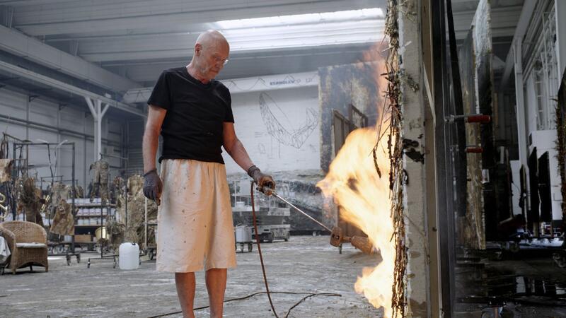Poetische Doku von Wim Wenders über Anselm Kiefer Feurige Kunst: Wim Wenders zeigt Anselm Kiefer bei der Arbeit.