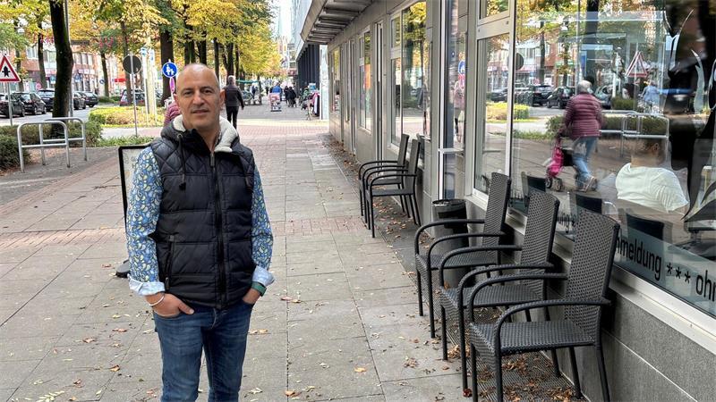 Fevzi Güven vor seinem Friseursalon in der Bahnhofstraße: Zusammen mit 44 anderen Gewerbetreibenden wendet er sich an die Stadt Buxtehude.